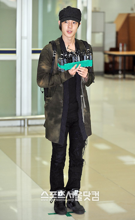 Kim Hyun Joong en el aeropuerto de Gimpo “Recuperado de H1N1” 20090916_024824744046_3