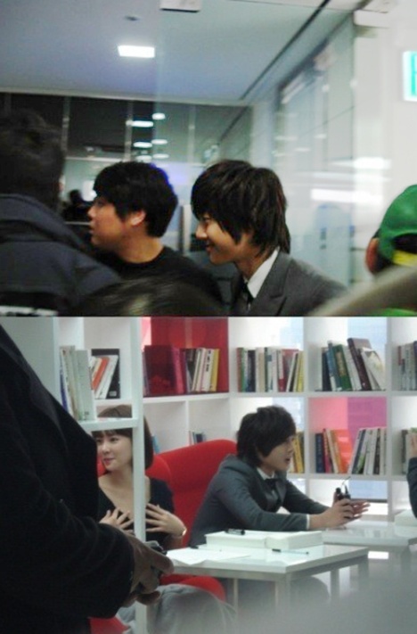 [10.05.10] [Pics] SS501 Kim Hyun Joong ~ En sesión de autógrafos por la fundación de la Tarjeta Samsung 627d1556