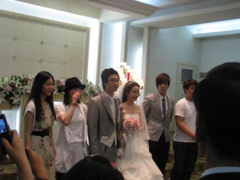 [27.06.10] [Pics] Kim Hyun Joong y Hye Sun asistiendo a una boda 34pnr69